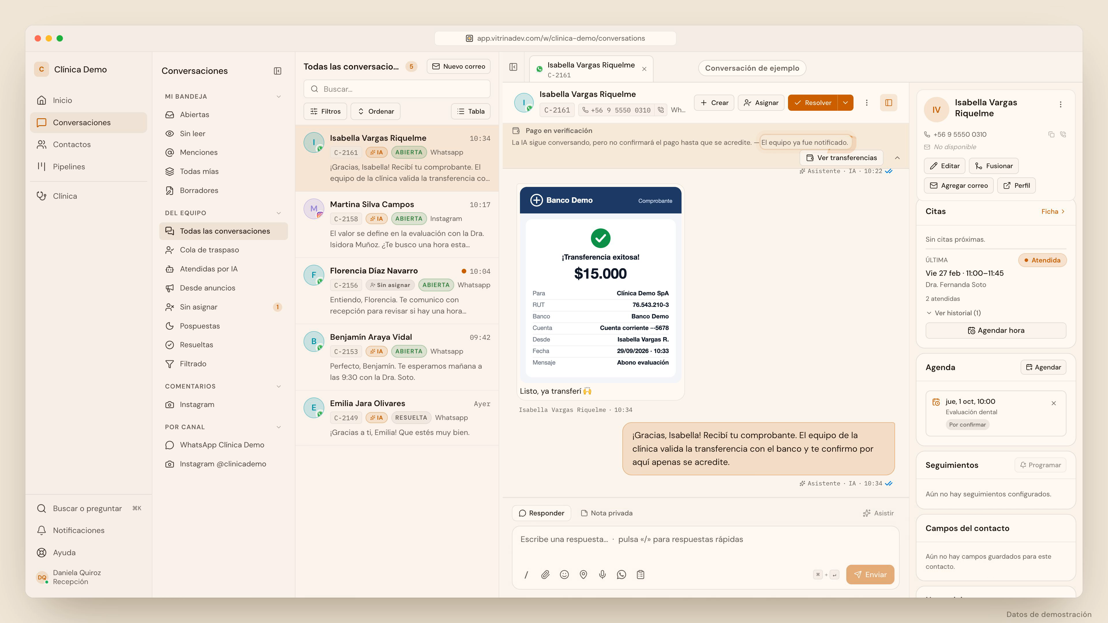 Conversación con la franja Pago en verificación, el comprobante de la paciente y la hora retenida