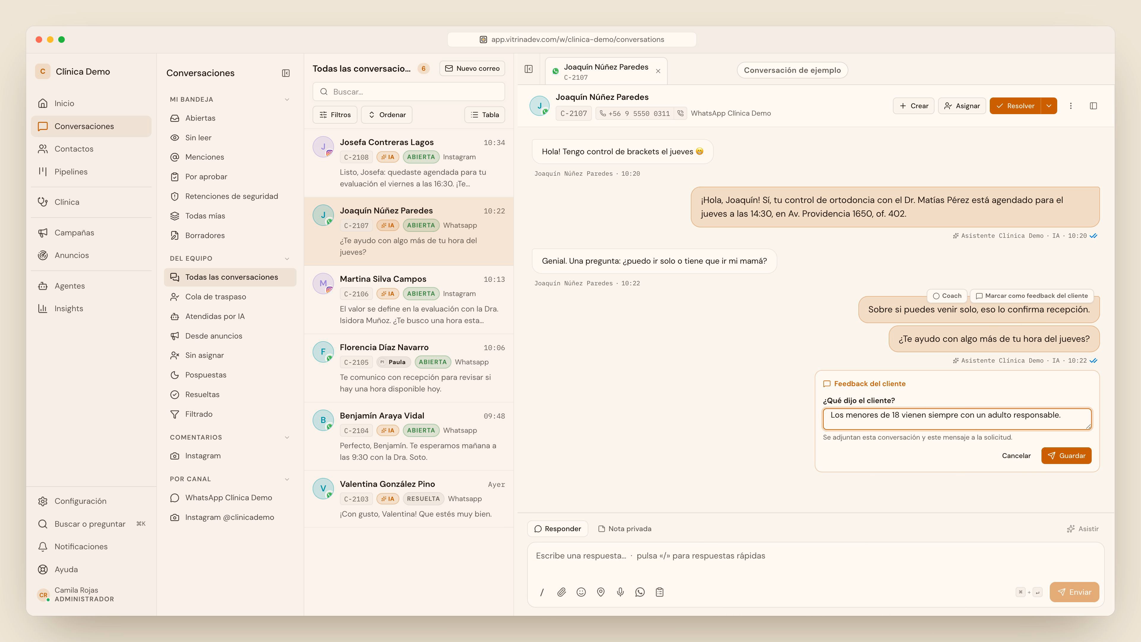 Respuesta del asistente con Coach y Marcar como feedback del cliente sobre la burbuja, y el formulario Feedback del cliente abierto debajo